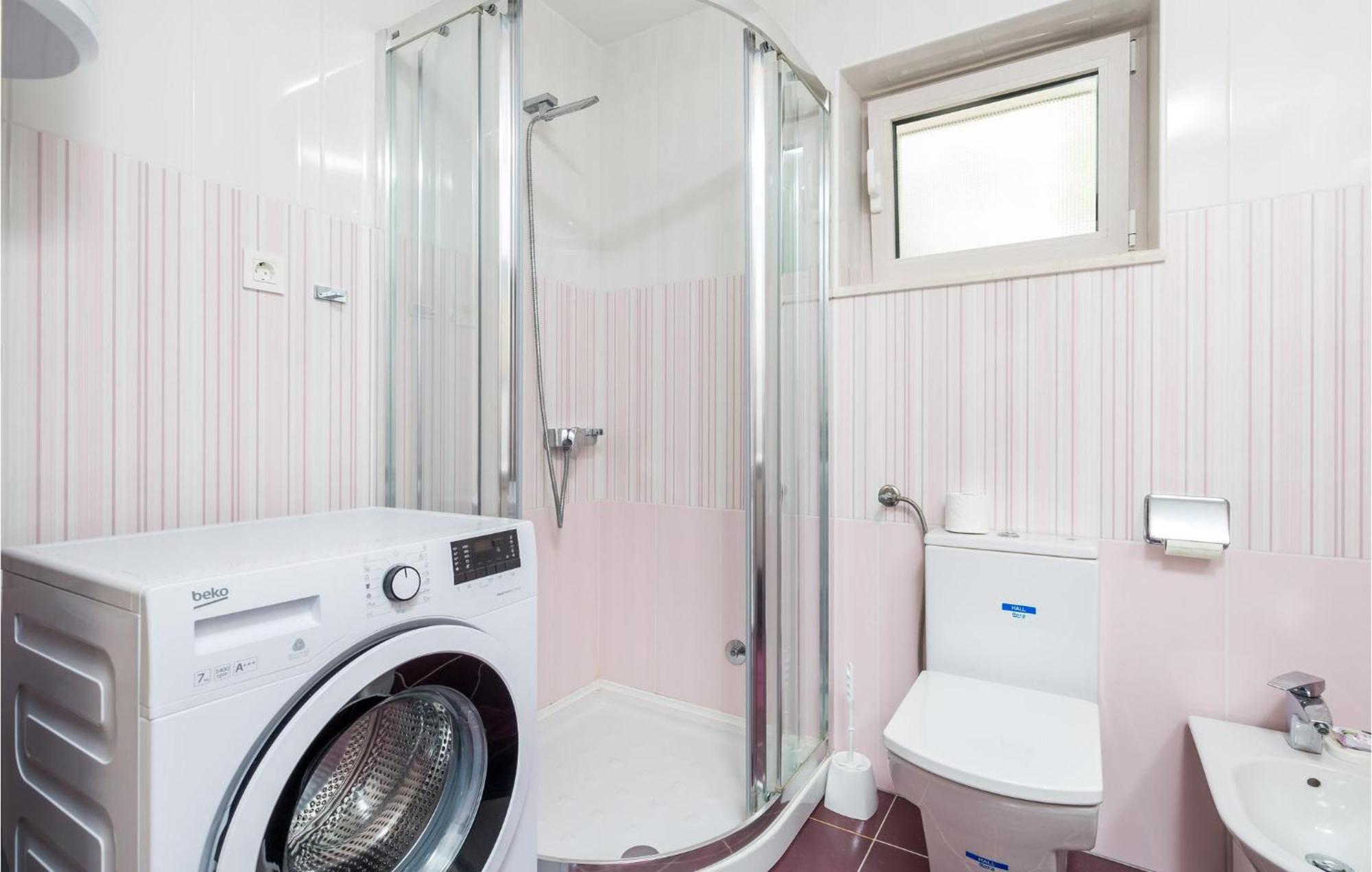 2 Bedroom Awesome Apartment In Вели-Лошинь Экстерьер фото