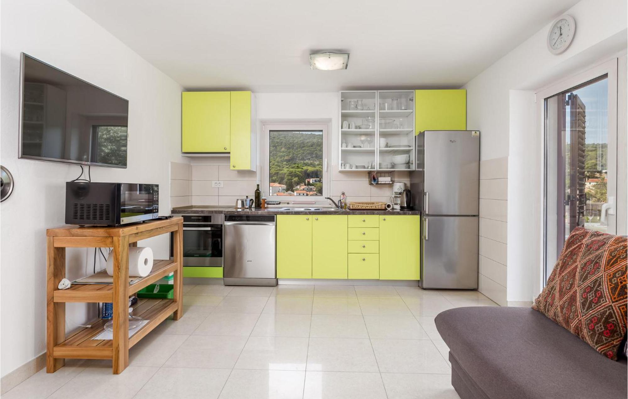 2 Bedroom Awesome Apartment In Вели-Лошинь Экстерьер фото