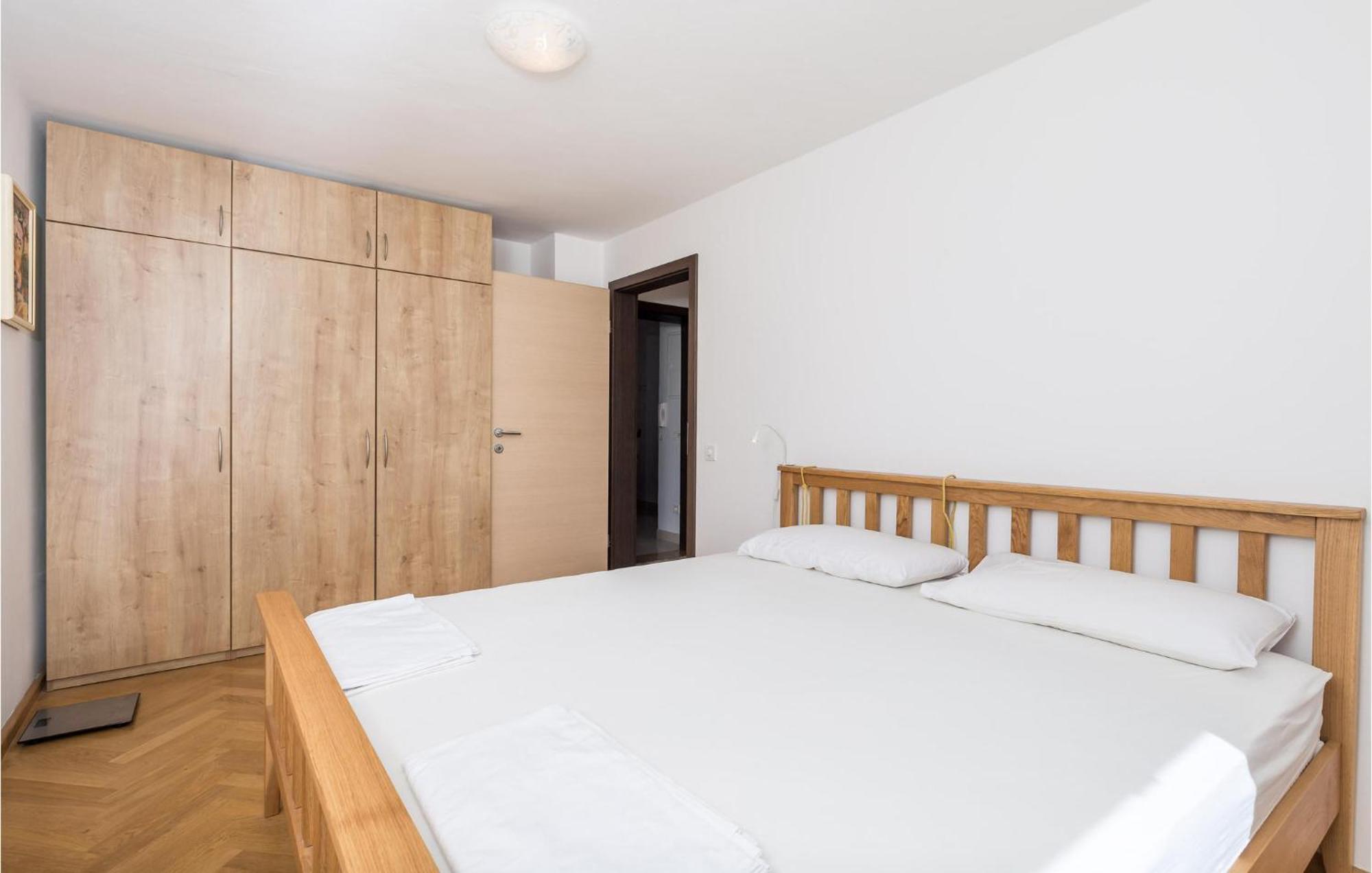2 Bedroom Awesome Apartment In Вели-Лошинь Экстерьер фото