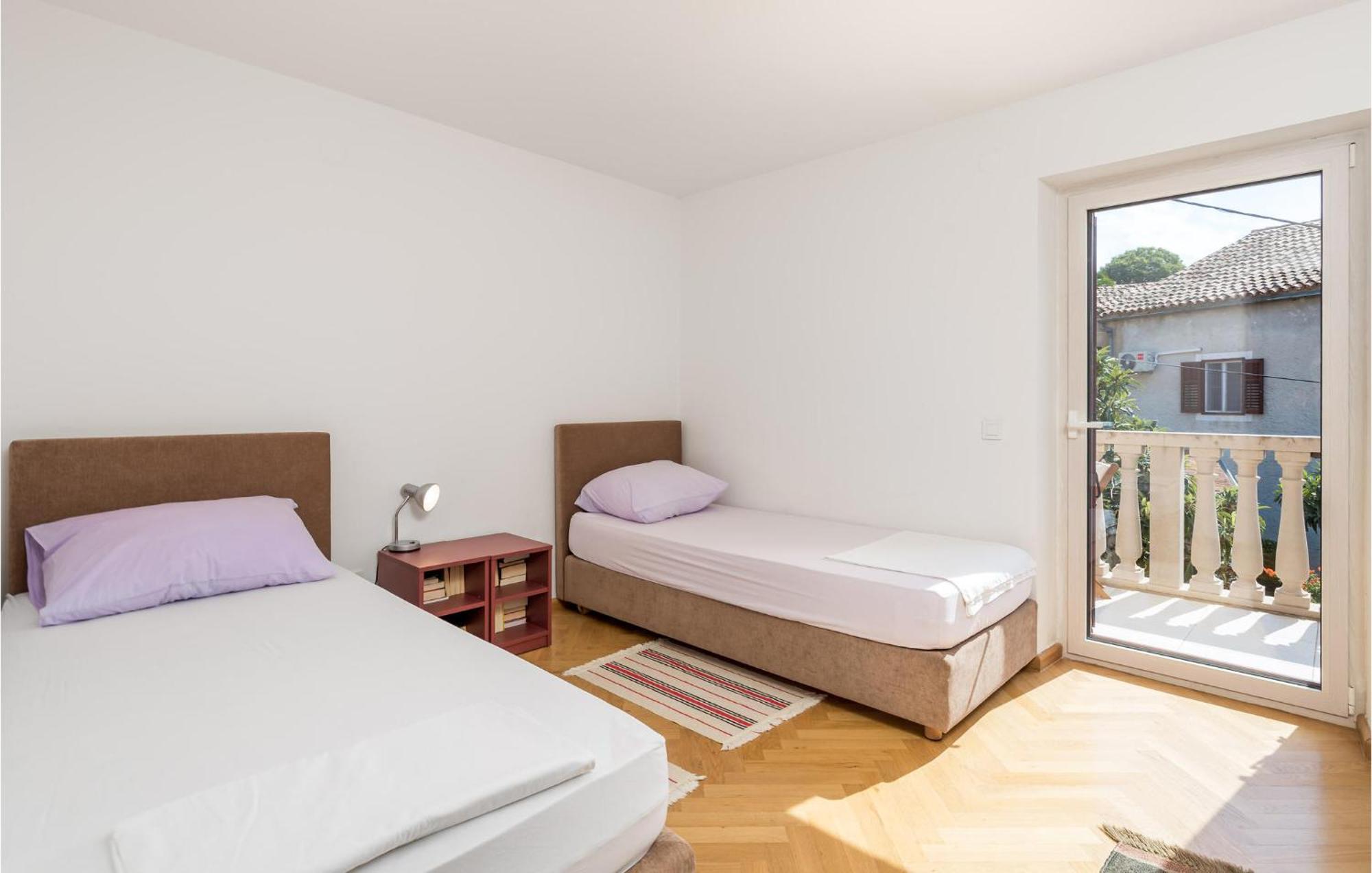 2 Bedroom Awesome Apartment In Вели-Лошинь Экстерьер фото